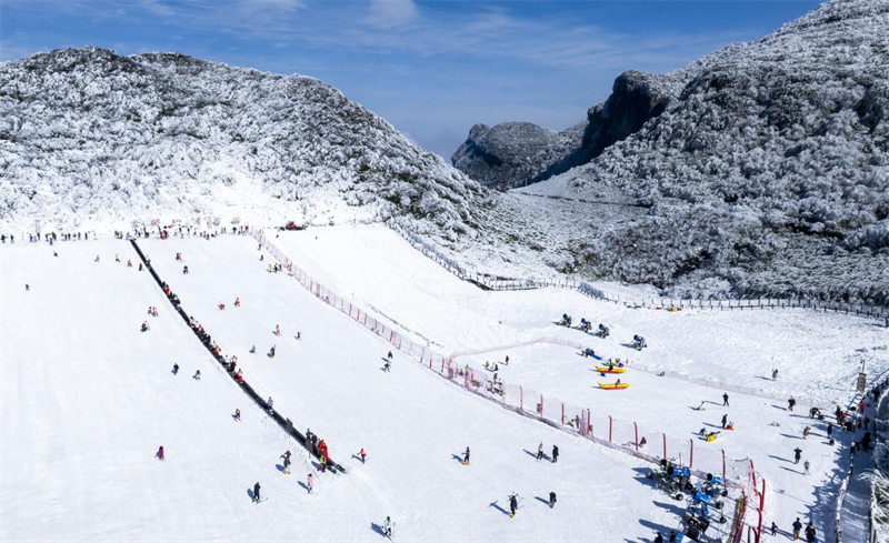 游客在金佛山景区滑雪场滑雪。通讯员 甘昊旻 摄